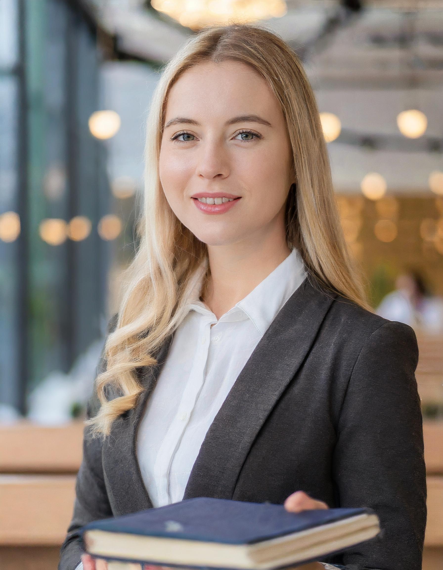 Person, Frau mit professionellem Auftreten, lächelnd, Bürohintergrund